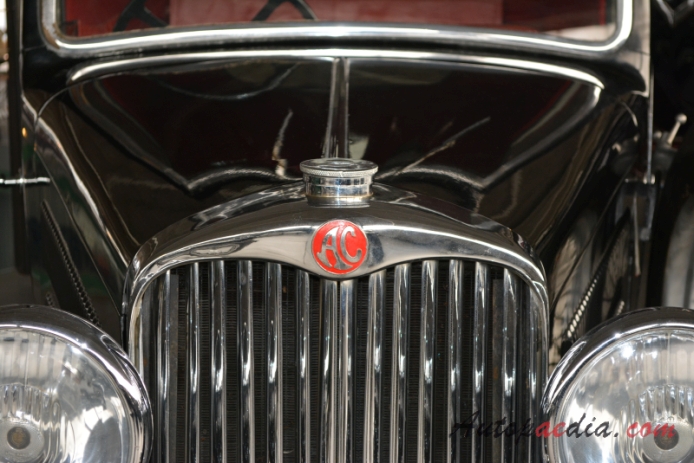 AC Six 1920-1940 (1935 246 4/15 cabriolet 2d), front emblem  