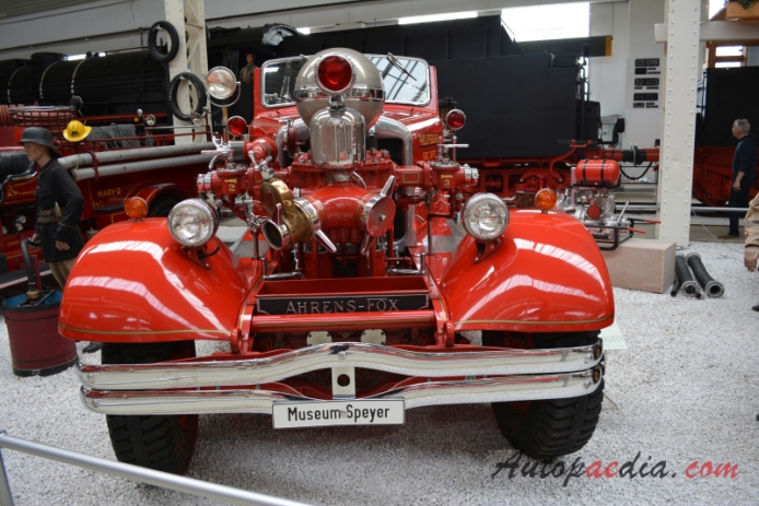 Ahrens-Fox H-T 1937-1952 (1948 wóz strażacki), przód