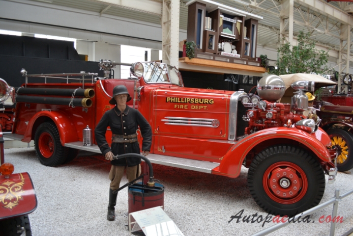 Ahrens-Fox H-T 1937-1952 (1948 wóz strażacki), prawy bok