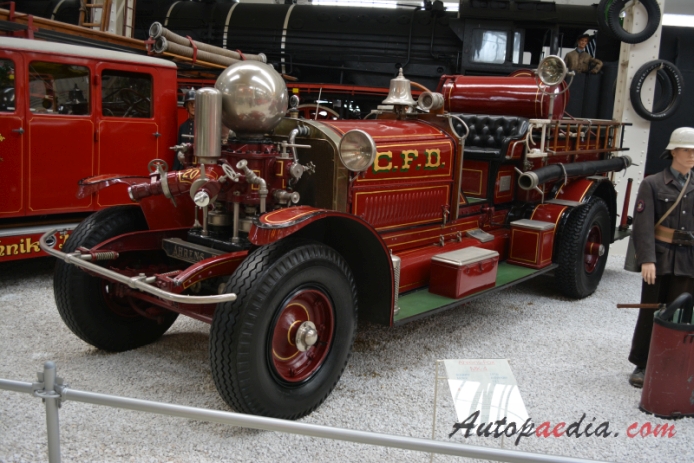 Ahrens-Fox K/L/M/N/P series 1 1915-1920 (1916 MK4 wóz strażacki), lewy przód