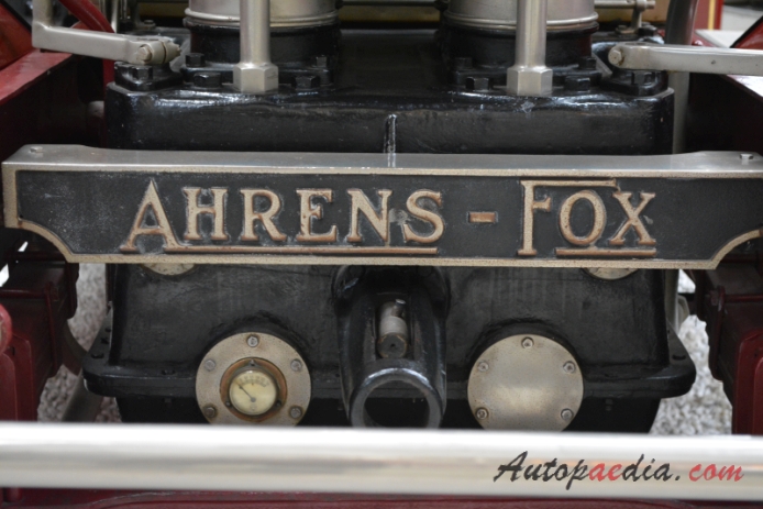 Ahrens-Fox K/L/M/N/P series 1 1915-1920 (1916 MK4 wóz strażacki), emblemat przód 