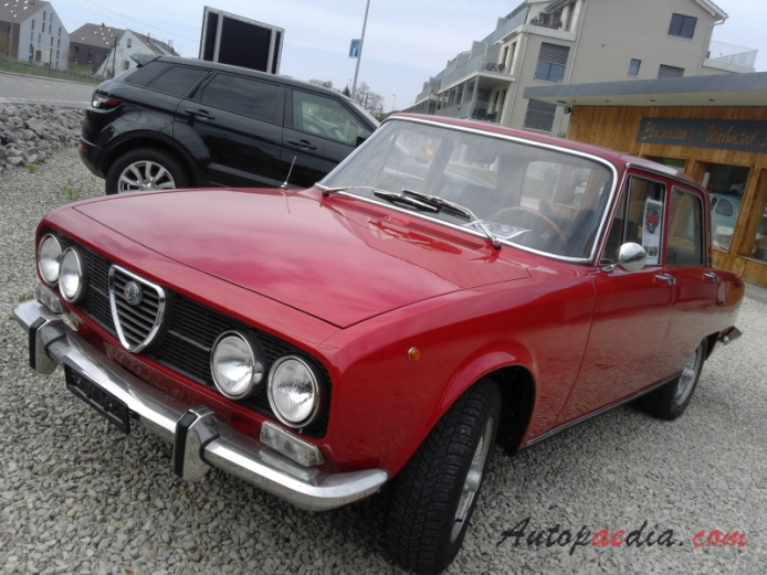 Alfa Romeo 2000 Berlina 1971-1977 (1972 sedan 4d), lewy przód