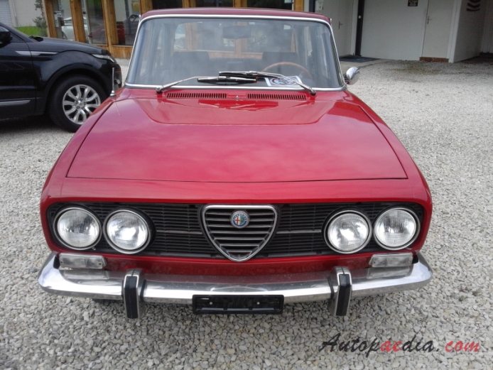 Alfa Romeo 2000 Berlina 1971-1977 (1972 sedan 4d), przód