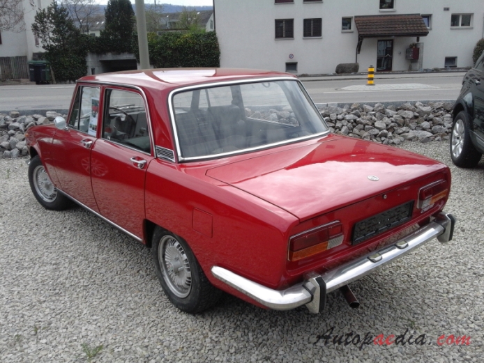 Alfa Romeo 2000 Berlina 1971-1977 (1972 sedan 4d),  left rear view