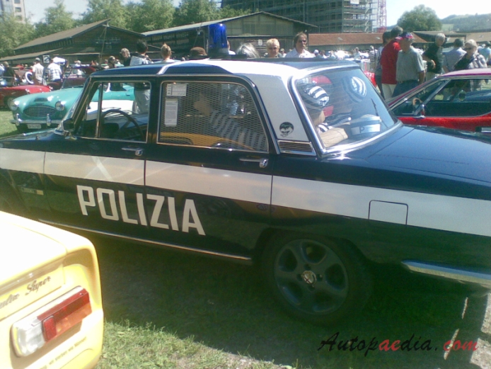 Alfa Romeo 2000 Berlina 1971-1977 (Radiowóz policyjny), lewy bok