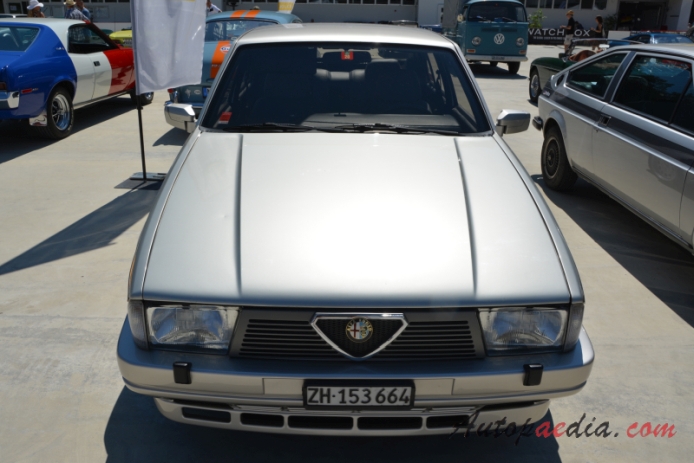 Alfa Romeo 75 1985-1992 (1986-1988 Alfa Romeo 75 1.8 Turbo sedan 4d), przód