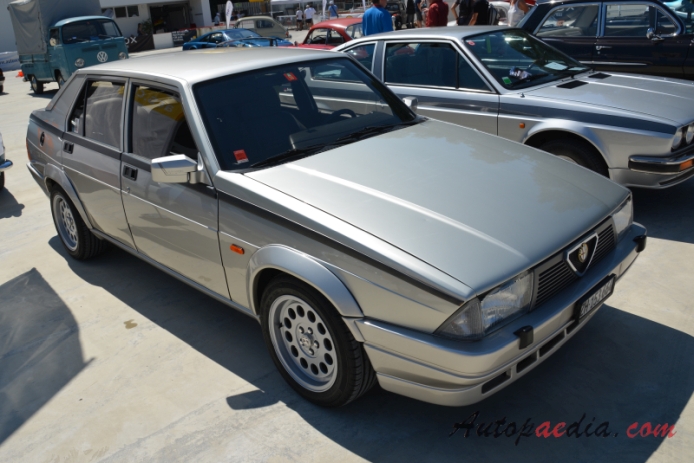 Alfa Romeo 75 1985-1992 (1986-1988 Alfa Romeo 75 1.8 Turbo sedan 4d), prawy przód