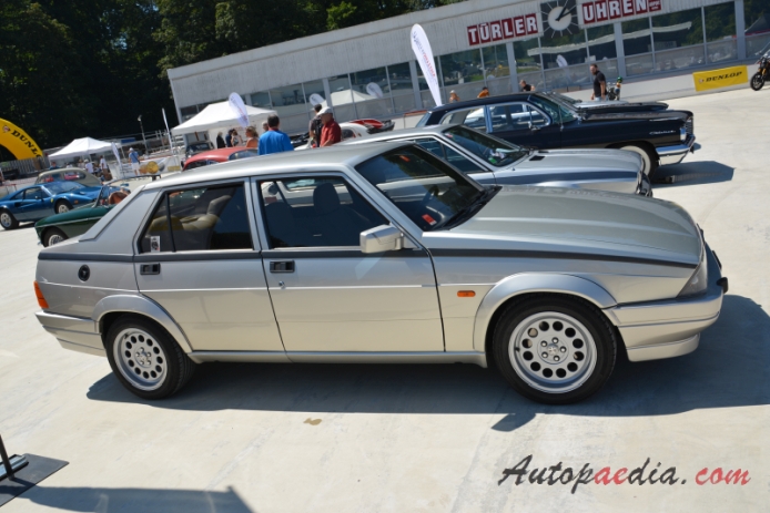 Alfa Romeo 75 1985-1992 (1986-1988 Alfa Romeo 75 1.8 Turbo sedan 4d), prawy bok
