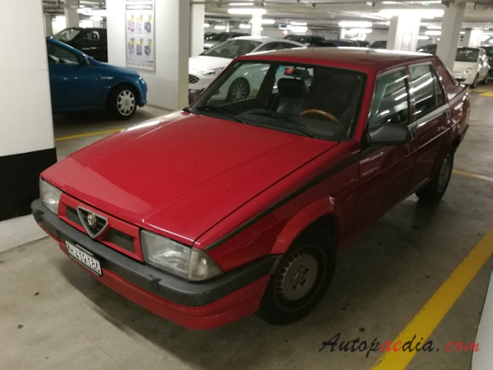 Alfa Romeo 75 1985-1992 (1988-1992 Alfa Romeo 75 Twin Spark sedan 4d), lewy przód