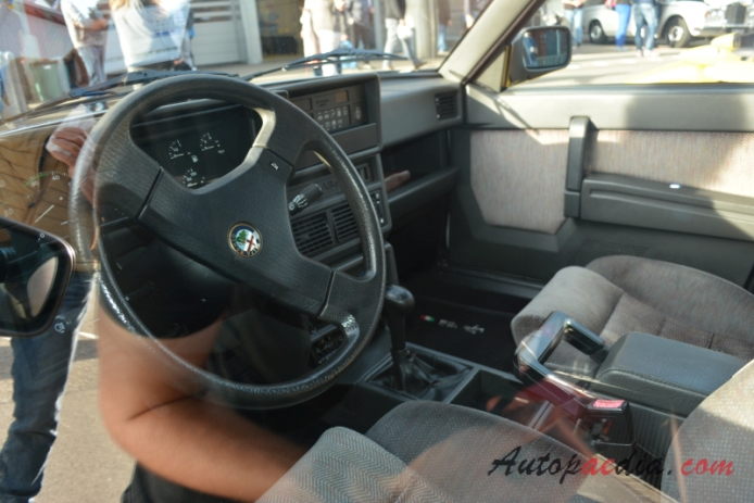Alfa Romeo 75 1985-1992 (1988-1992 Alfa Romeo 75 sedan 4d), wnętrze