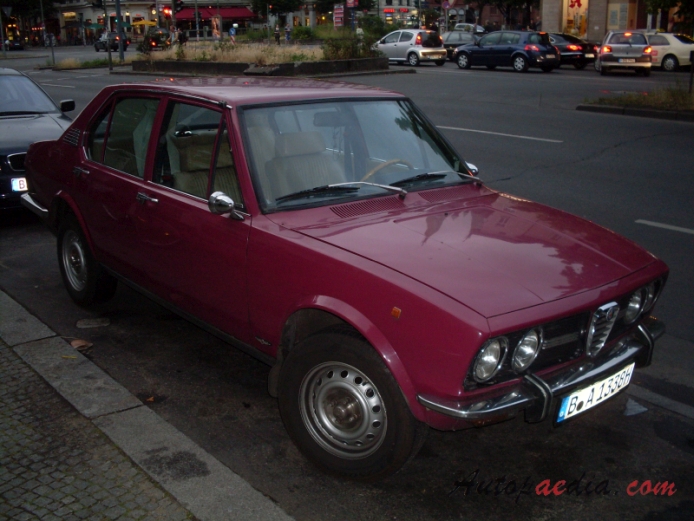 Alfa Romeo Alfetta 1972-1984 (1972-1975 sedan 4d), prawy przód