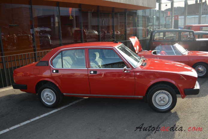 Alfa Romeo Alfetta 1972-1984 (1981-1982 Alfetta 2.0 sedan 4d), prawy bok