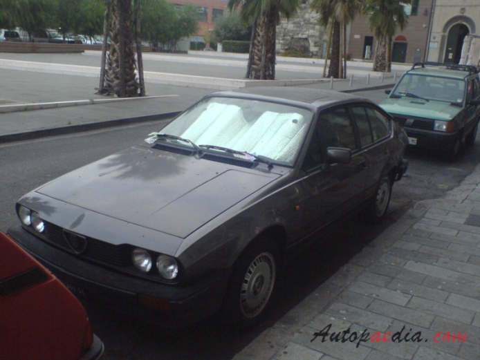 Alfa Romeo Alfetta GT (GTV) 1974-1987 (1980-1987), left front view