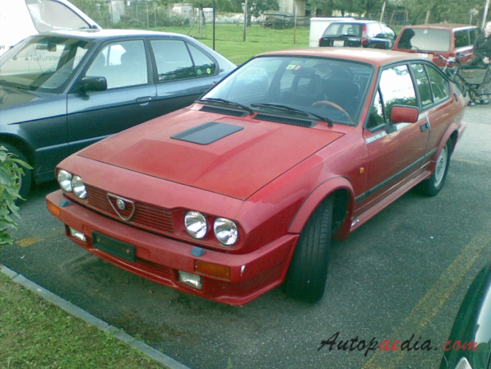 Alfa Romeo Alfetta GT (GTV) 1974-1987 (1980-1987 GTV6 25L), left front view