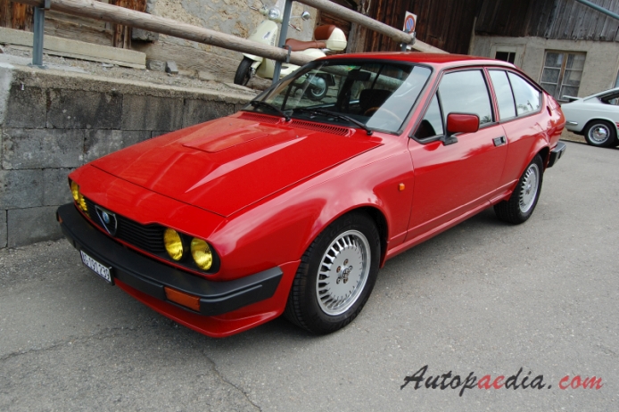 Alfa Romeo Alfetta GT (GTV) 1974-1987 (1980-1987 GTV6 25L), left front view