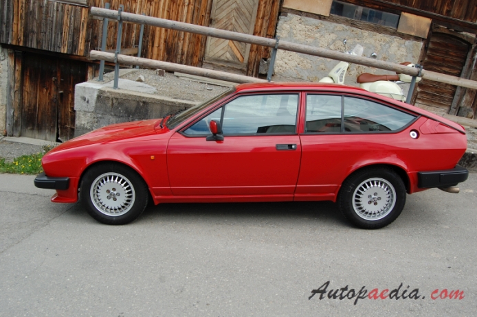 Alfa Romeo Alfetta GT (GTV) 1974-1987 (1980-1987 GTV6 25L), lewy bok
