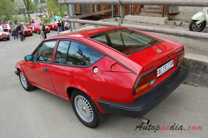 Alfa Romeo Alfetta GT (GTV) 1974-1987 (1980-1987 GTV6 25L),  left rear view