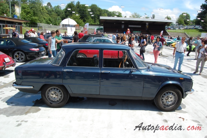 Alfa Romeo Giulia 1962-1978 (1974-1978 Nuova Super 1300), prawy bok