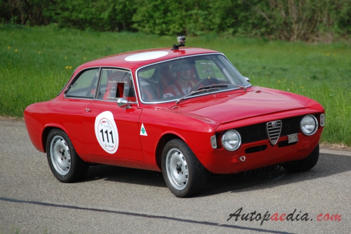 Alfa Romeo GT 1963-1977 (1965 Giulia Sprint GT), right front view