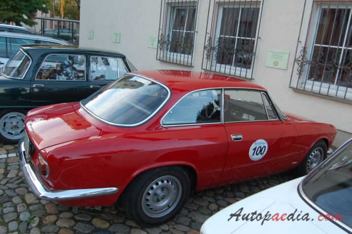 Alfa Romeo GT 1963-1977 (1965 Giulia Sprint GT), right side view
