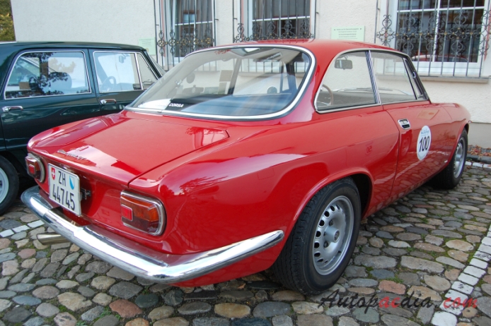 Alfa Romeo GT 1963-1977 (1965 Giulia Sprint GT), right rear view