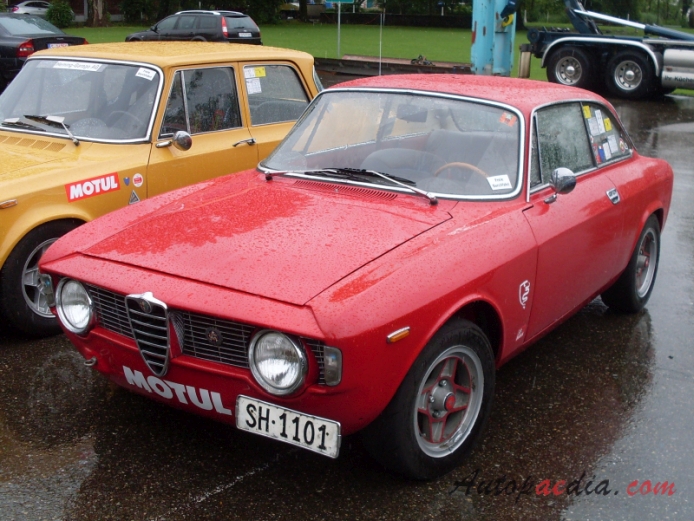 Alfa Romeo GT 1963-1977 (1965 Giulia Sprint GT), left front view