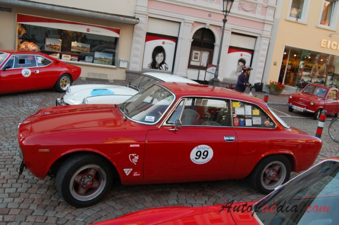 Alfa Romeo GT 1963-1977 (1965 Giulia Sprint GT), left side view