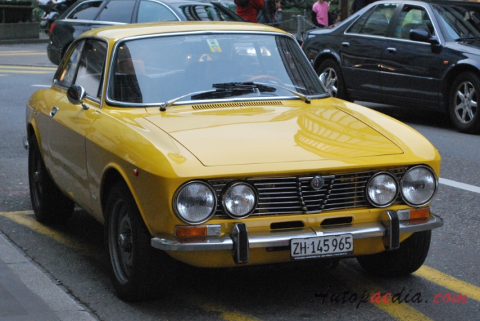 Alfa Romeo GT 1963-1977 (1971-1976 GT 2000 Veloce), right front view
