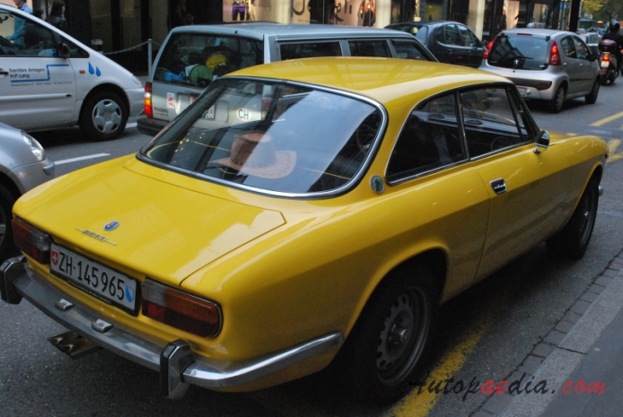 Alfa Romeo GT 1963-1977 (1971-1976 GT 2000 Veloce), prawy tył