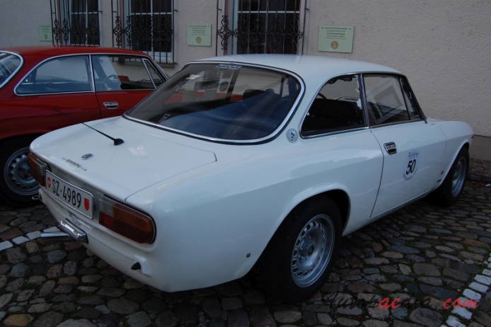 Alfa Romeo GT 1963-1977 (1972 GTV 2000 Veloce), prawy tył