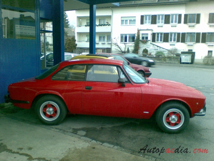 Alfa Romeo GT 1963-1977 (1973 GT 2000 Veloce), prawy bok