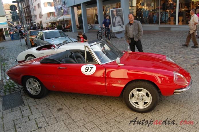 Alfa Romeo Gulia Spider Series 1 (Duetto) 1966-1969 (1966 1600), right side view