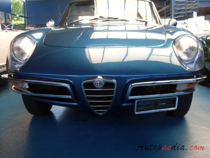 Alfa Romeo Gulia Spider Series 1 (Duetto) 1966-1969 (1967), front view