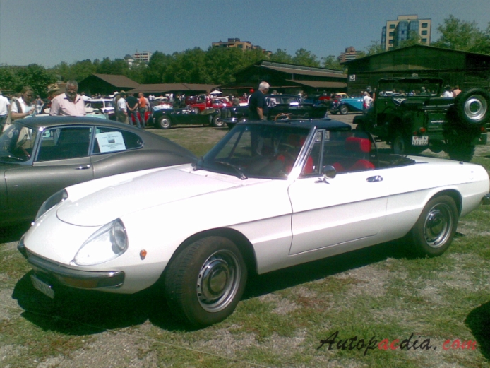 Alfa Romeo Gulia Spider Series 2 (Coda Tronca) 1970-1983 (1750 Veloce), left front view