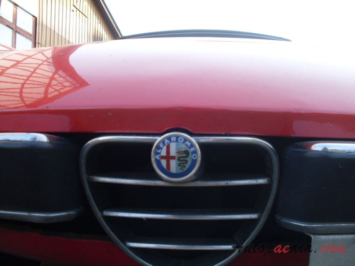 Alfa Romeo Gulia Spider Series 2 (Coda Tronca) 1970-1983 (1982 2000 Veloce), front emblem  