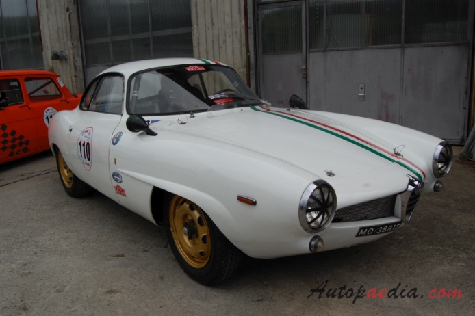 Alfa Romeo Giulietta Sprint 1954-1966 (1964 Gulia SS Sprint Speciale), right front view