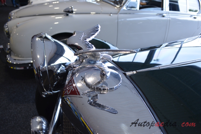 Alvis Speed 20 1932-1936 (1934 SB Special Tourer roadster 2d), front emblem  