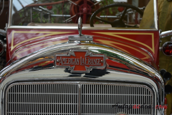 American LaFrance 500 Series Junior 1933-1938 (1937 wóz strażacki), emblemat przód 