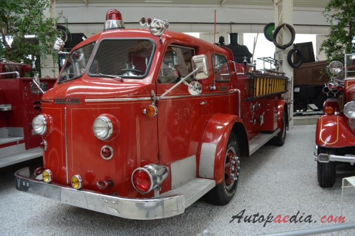 American LaFrance 700 Series 1947-1959 (1955 wóz strażacki Pumper), lewy przód