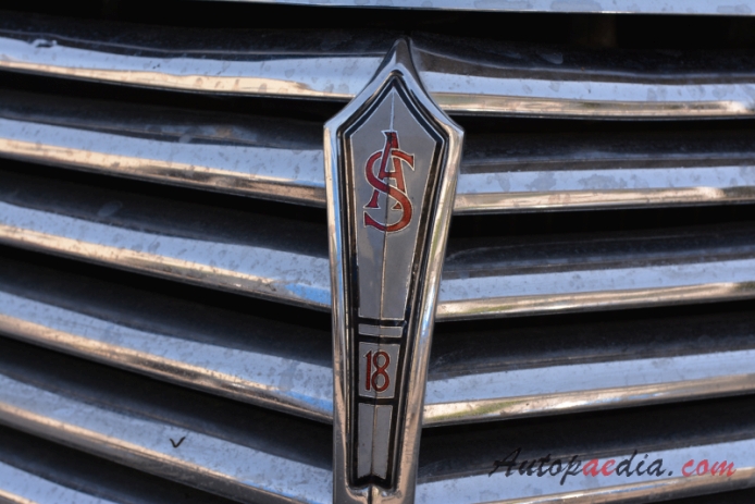 Armstrong Siddeley Whitley 18 1949-1954 (1951 saloon 4d), front emblem  