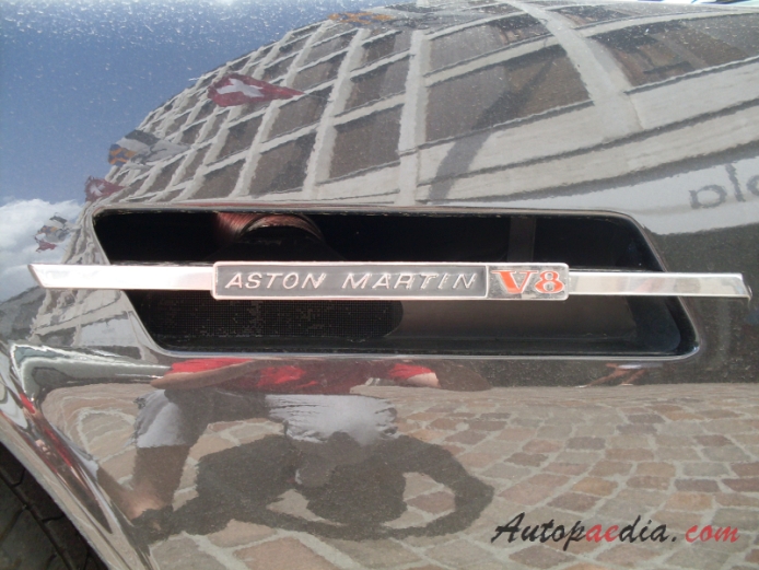 Aston Martin V8 1972-1989 (1973 series III Coupé), side emblem 