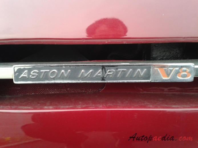 Aston Martin V8 1972-1989 (1978-1985 Series 4 Oscar India Volante), emblemat bok 