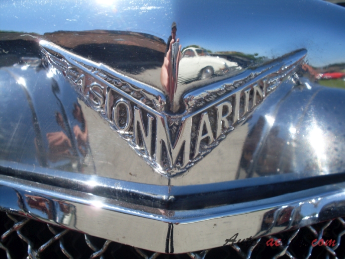 Aston Martin okresu przedwojennego nieznany model (convertible 2d), emblemat przód 
