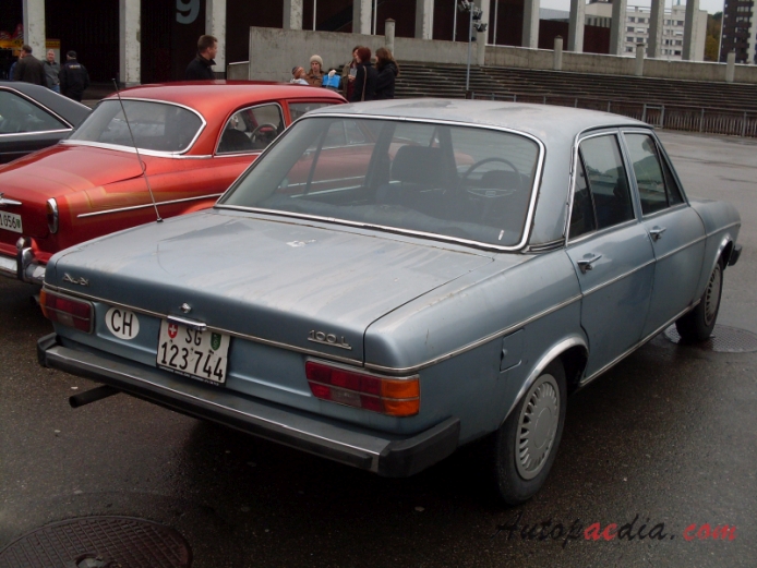 Audi 100 C1 1968-1976 (1975-1976 L sedan 4d), right rear view