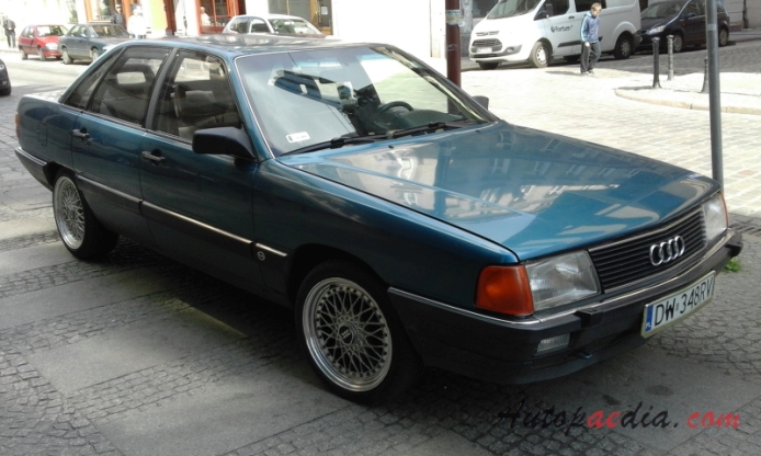 Audi 100 C3 1982-1991 (1982-1987 Audi CD Diesel sedan 4d), prawy przód