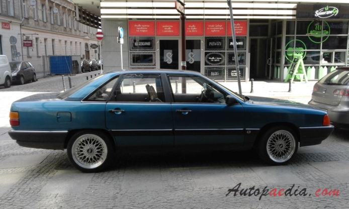 Audi 100 C3 1982-1991 (1982-1987 Audi CD Diesel sedan 4d), prawy bok