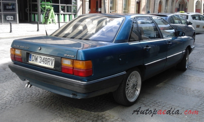 Audi 100 C3 1982-1991 (1982-1987 Audi CD Diesel sedan 4d), prawy tył
