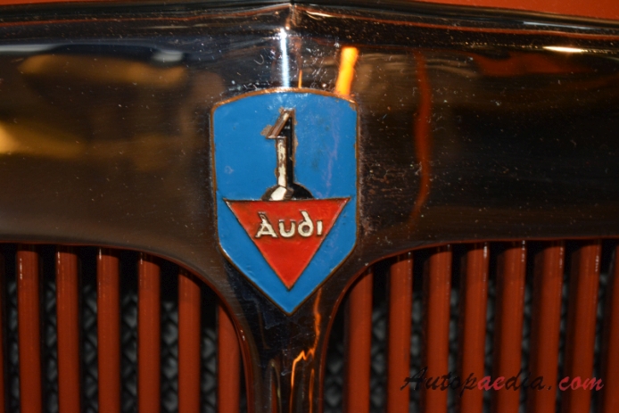 Audi 225 1935-1938 (1935 Audi front 225 saloon 4d), front emblem  