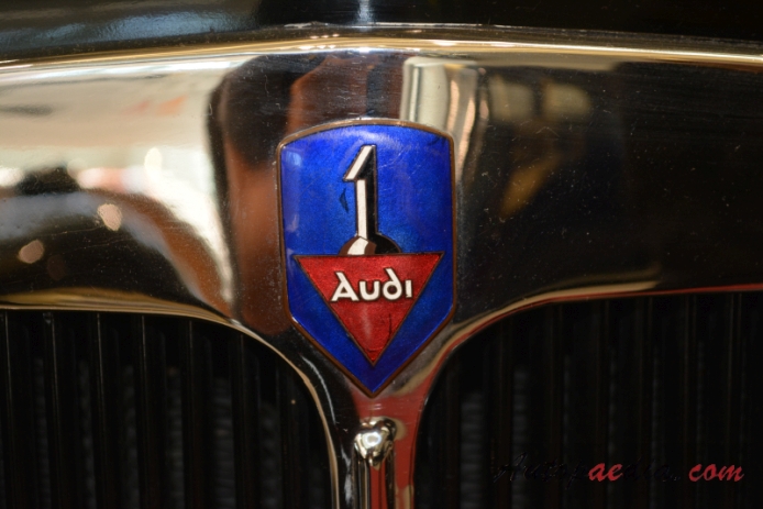 Audi 225 1935-1938 (1936 deluxe convertible 2d), front emblem  