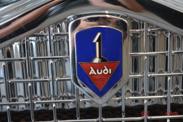 Audi type P 1931-1932 (1931 Audi P 5/30 PS saloon 2d), front emblem  